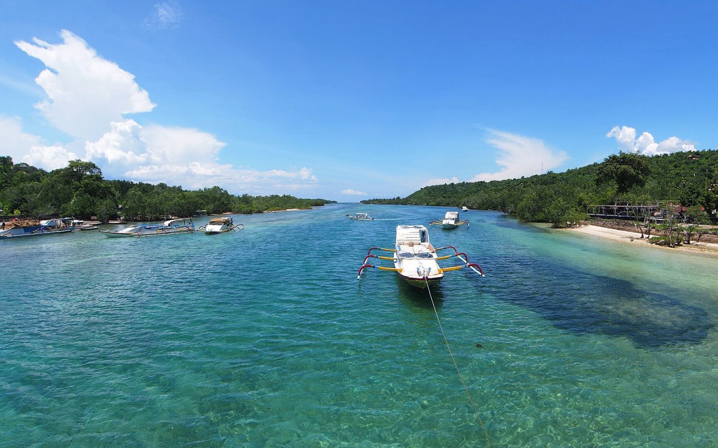 Clear turquoise channel with boats between Nusa Lembongan and Nusa Ceningan