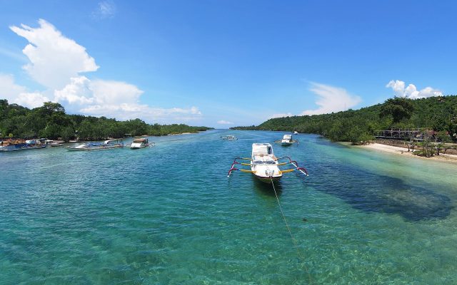 Clear turquoise channel with boats between Nusa Lembongan and Nusa Ceningan