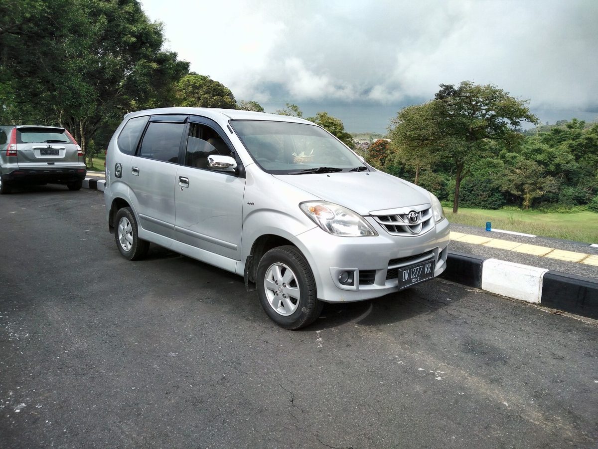 White Toyota Avanza